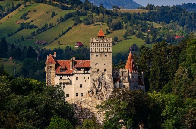 Štai Rumunijoje esanti Brano pilis (Castelul Bran) labiausiai žinoma kaip "Drakulos pilis"