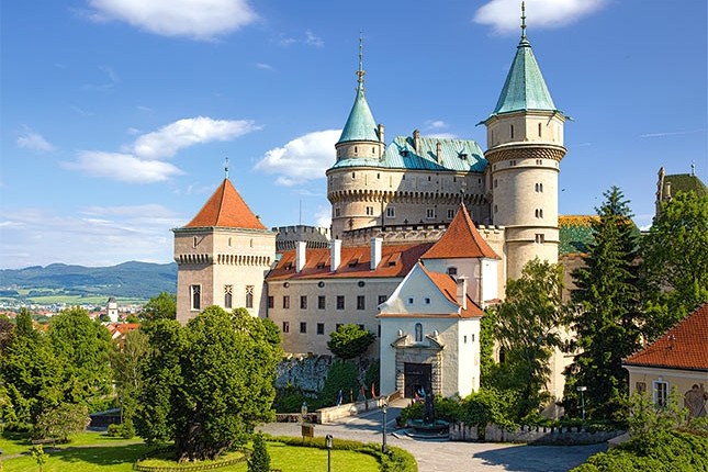  Bojnice pilis (Bojnický zámok) - tikra pasakų pilis Slovakijoje