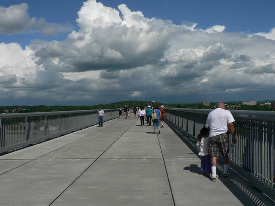 Ilgiausias pėsčiųjų tiltas: pėsčiųjų takas per Hadsono istorinį parką, Niujorkas, JAV. Ilgiausias pėsčiųjų tiltas: pėsčiųjų takas per Hadsono istorinį parką, Niujorkas, JAV